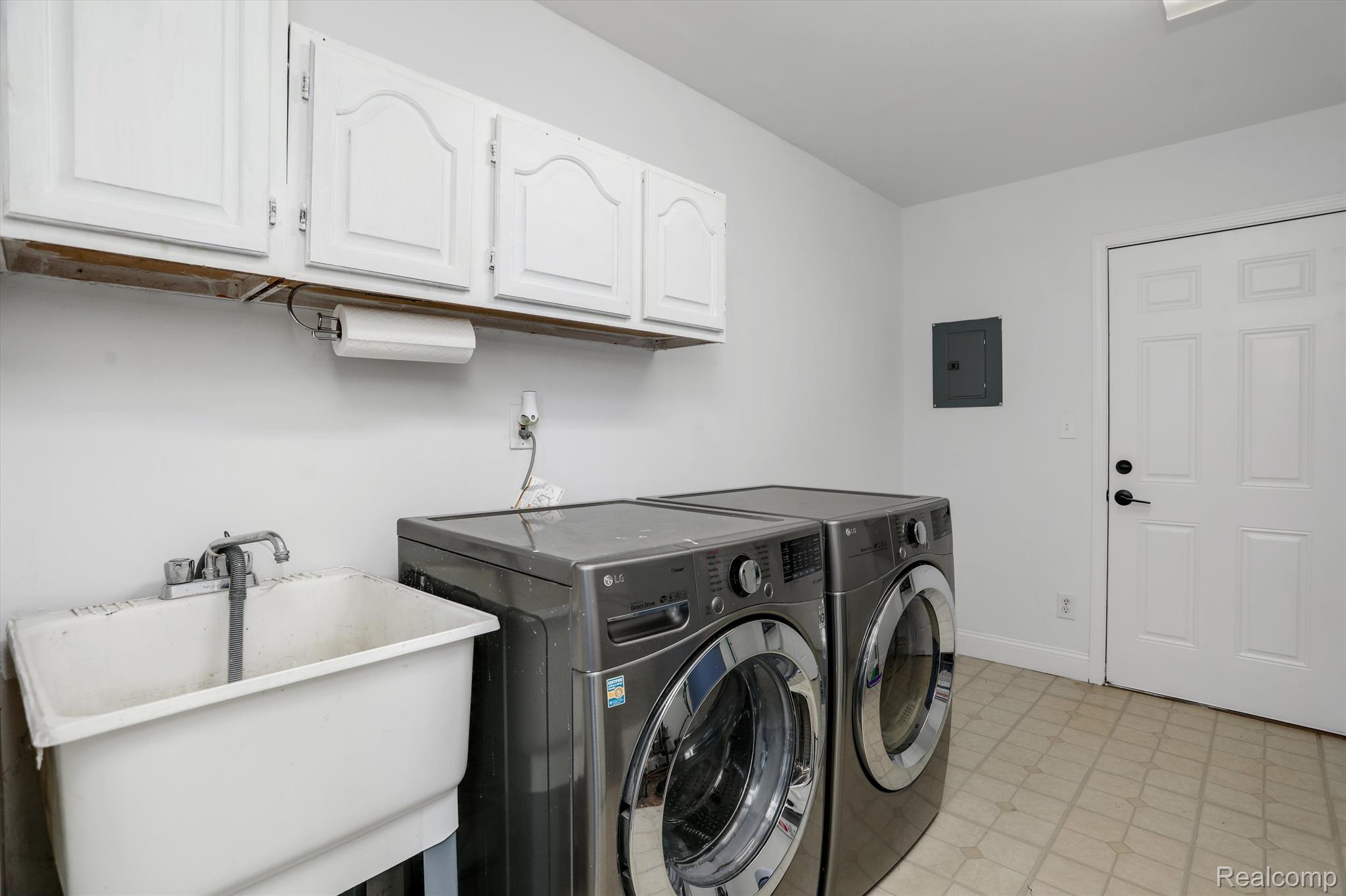 5299 CLINTON RIVER Drive