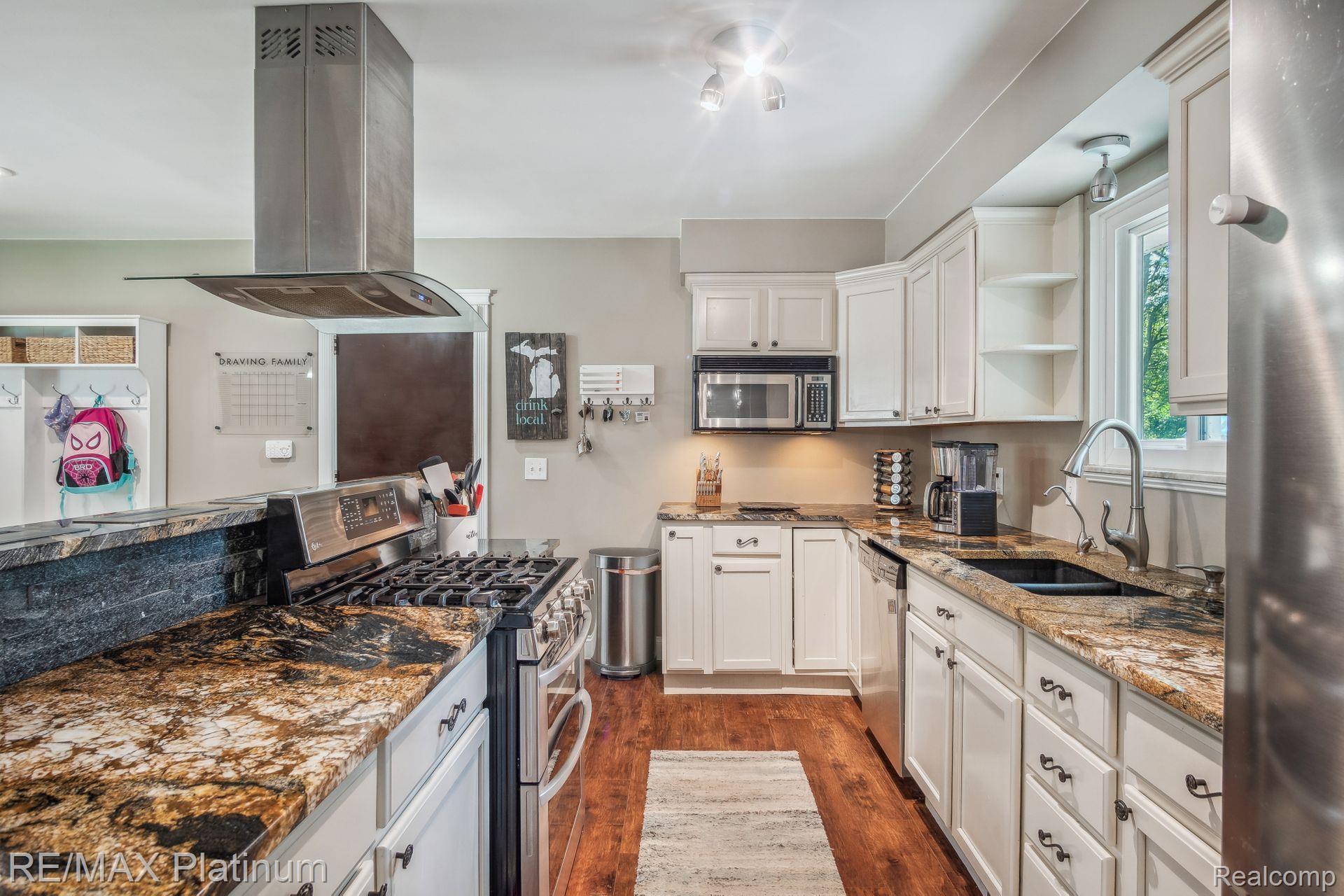 8821 WOODLAWN Avenue