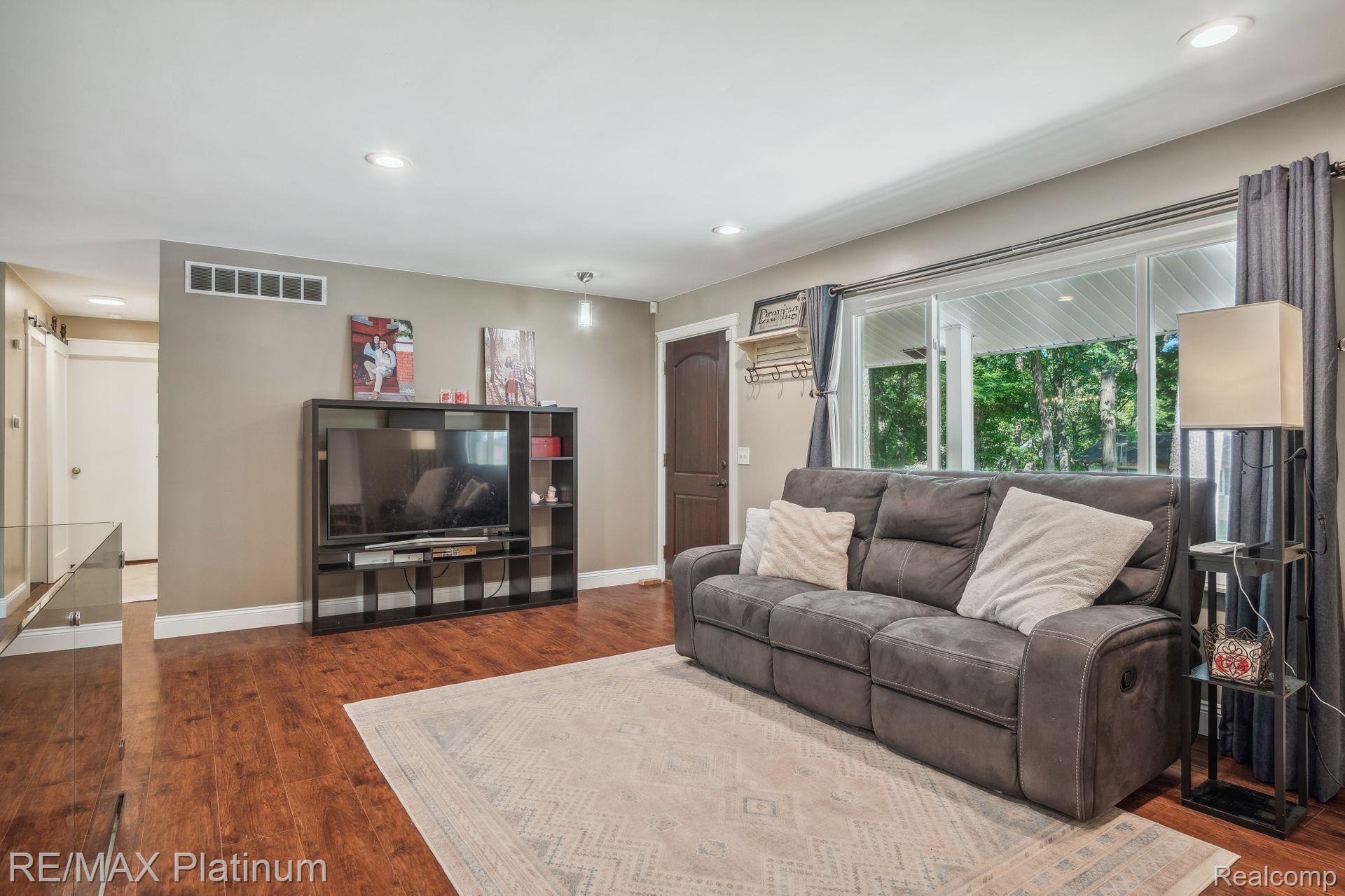 8821 WOODLAWN Avenue