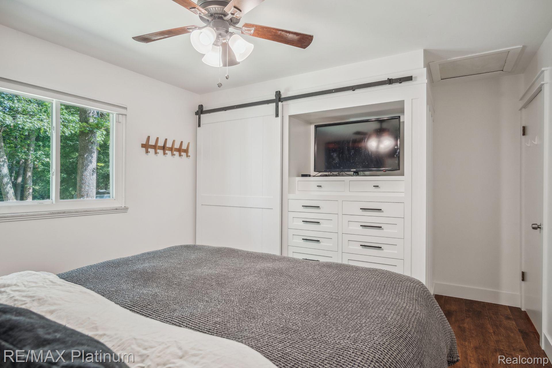 8821 WOODLAWN Avenue