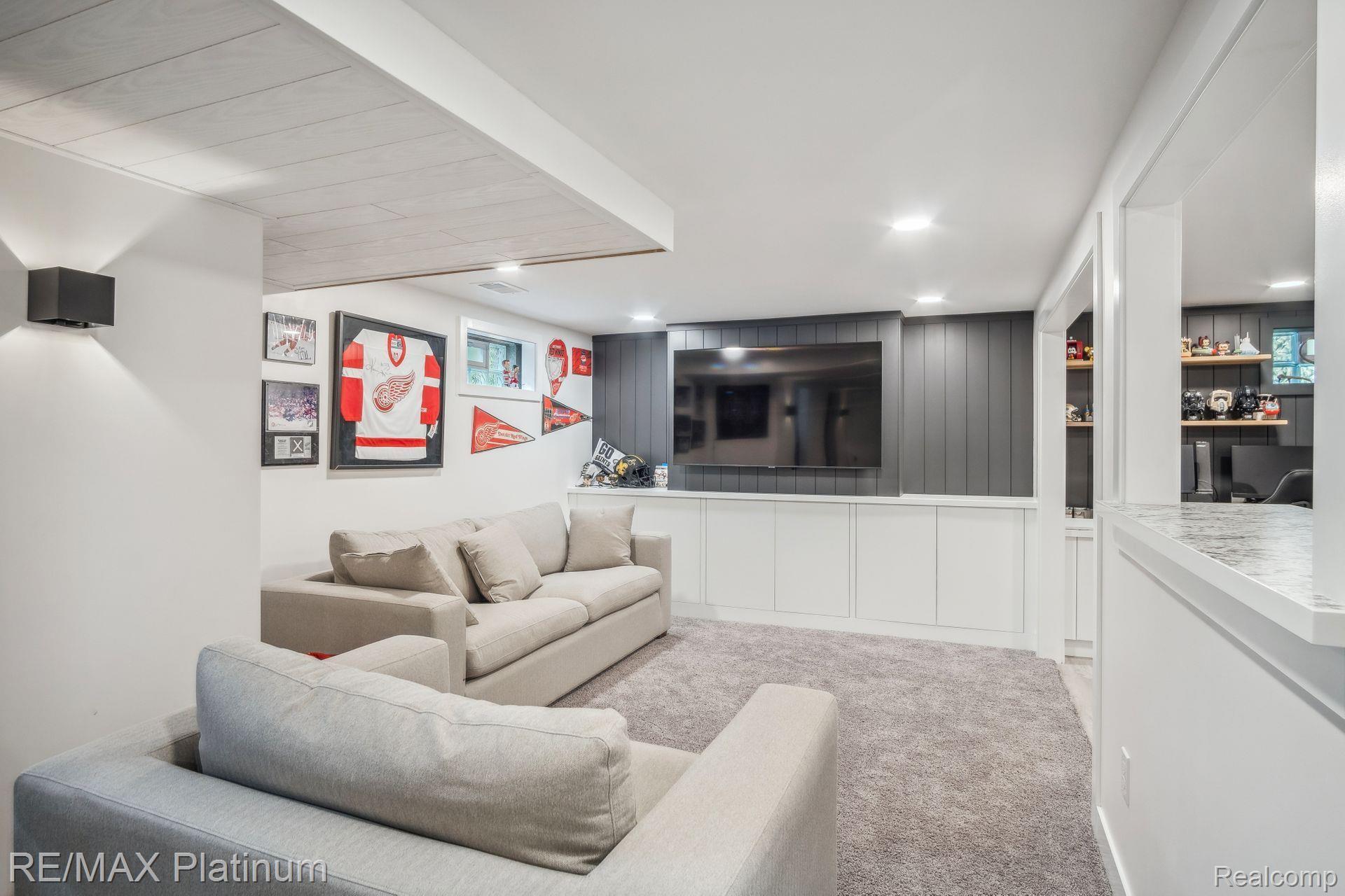 8821 WOODLAWN Avenue