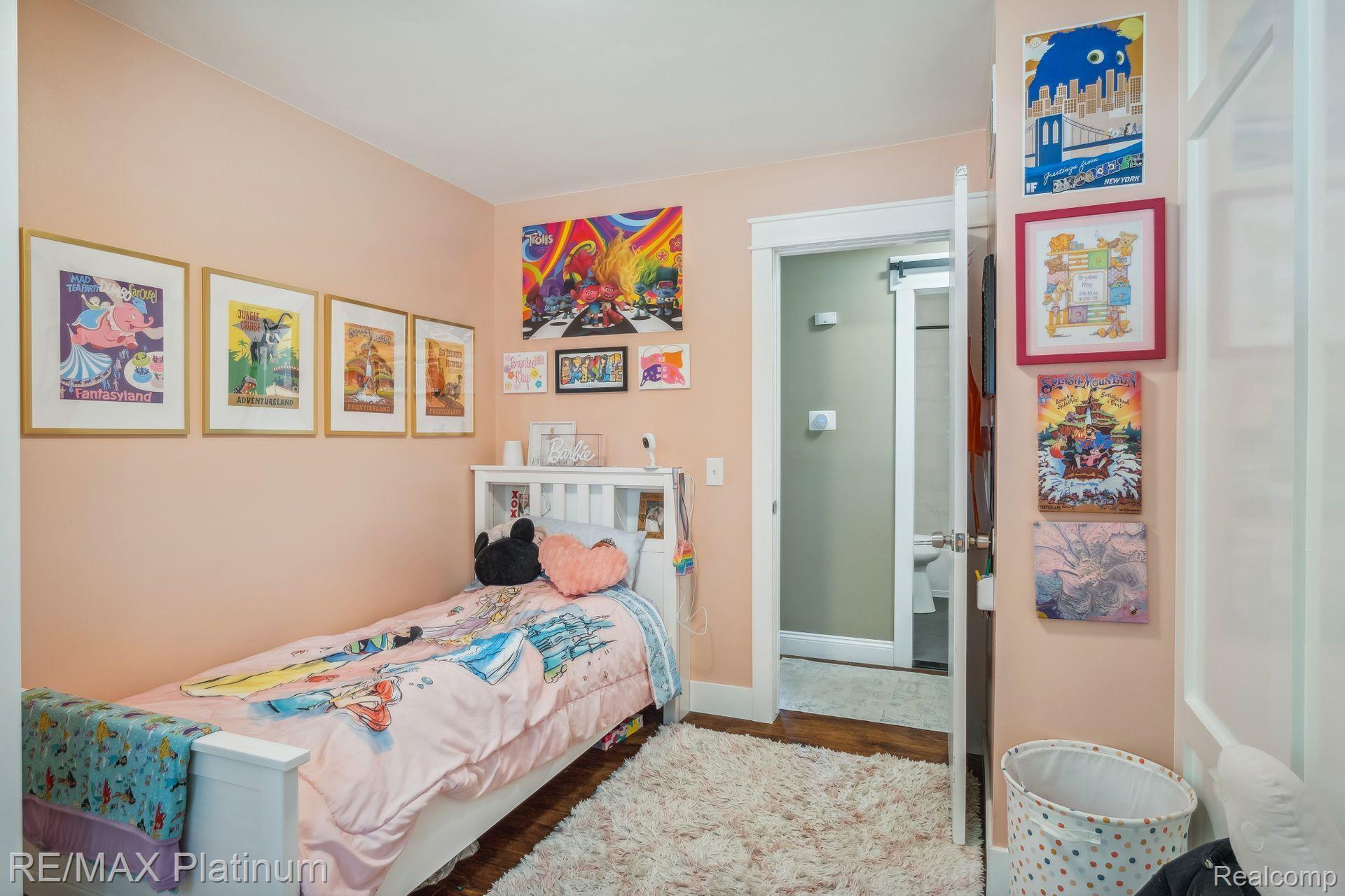 8821 WOODLAWN Avenue