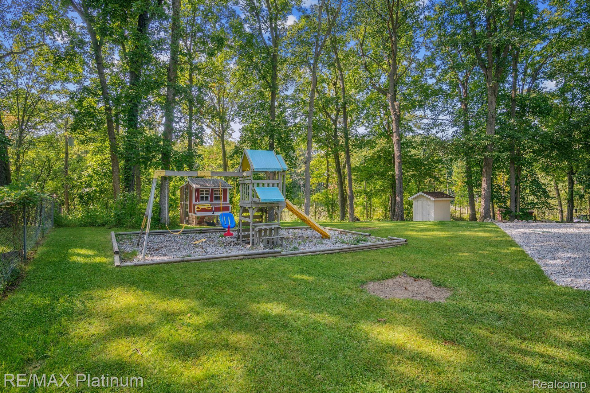 8821 WOODLAWN Avenue