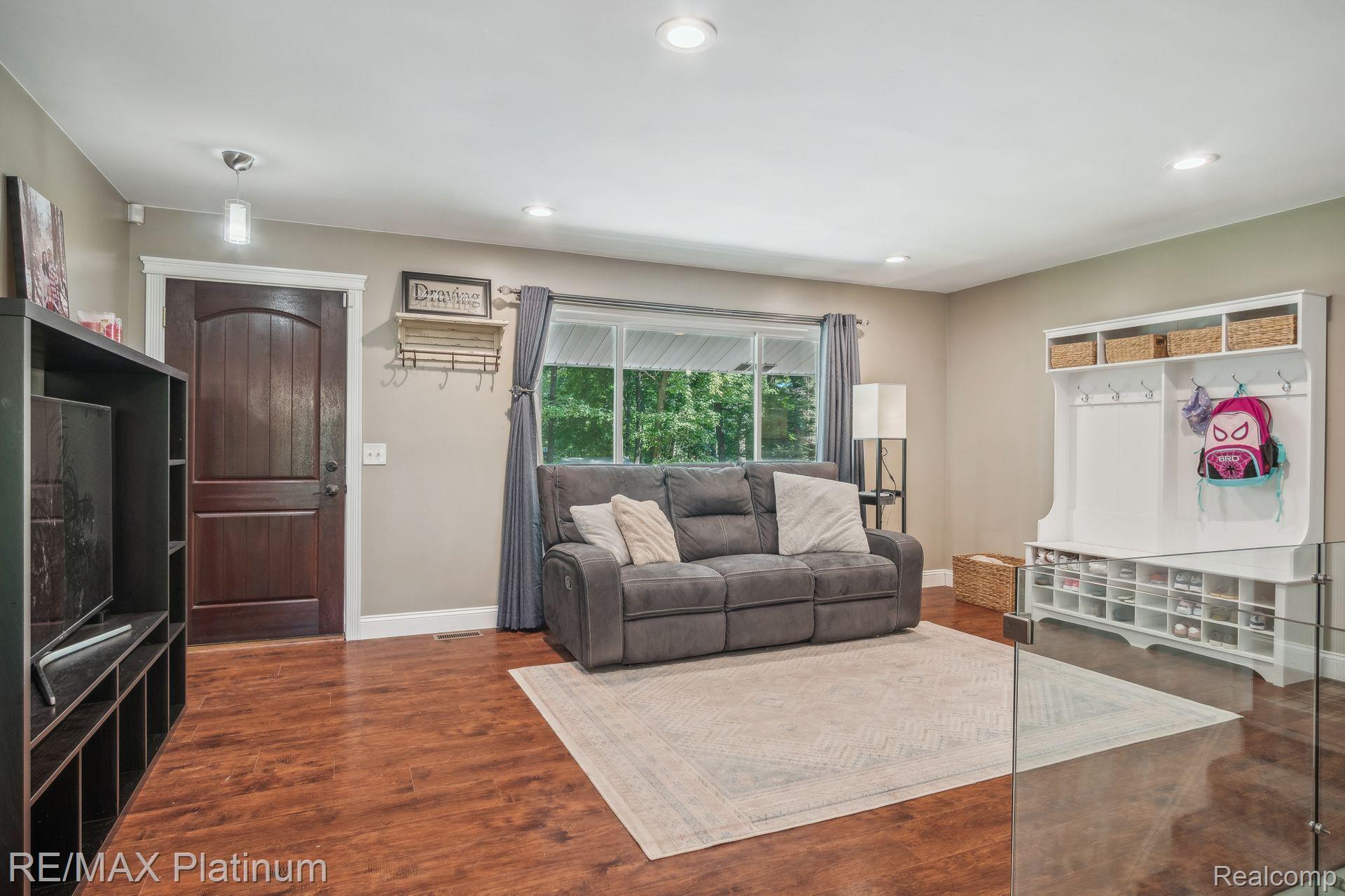 8821 WOODLAWN Avenue