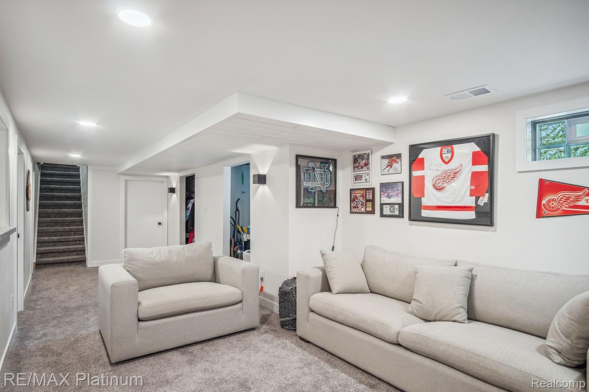 8821 WOODLAWN Avenue