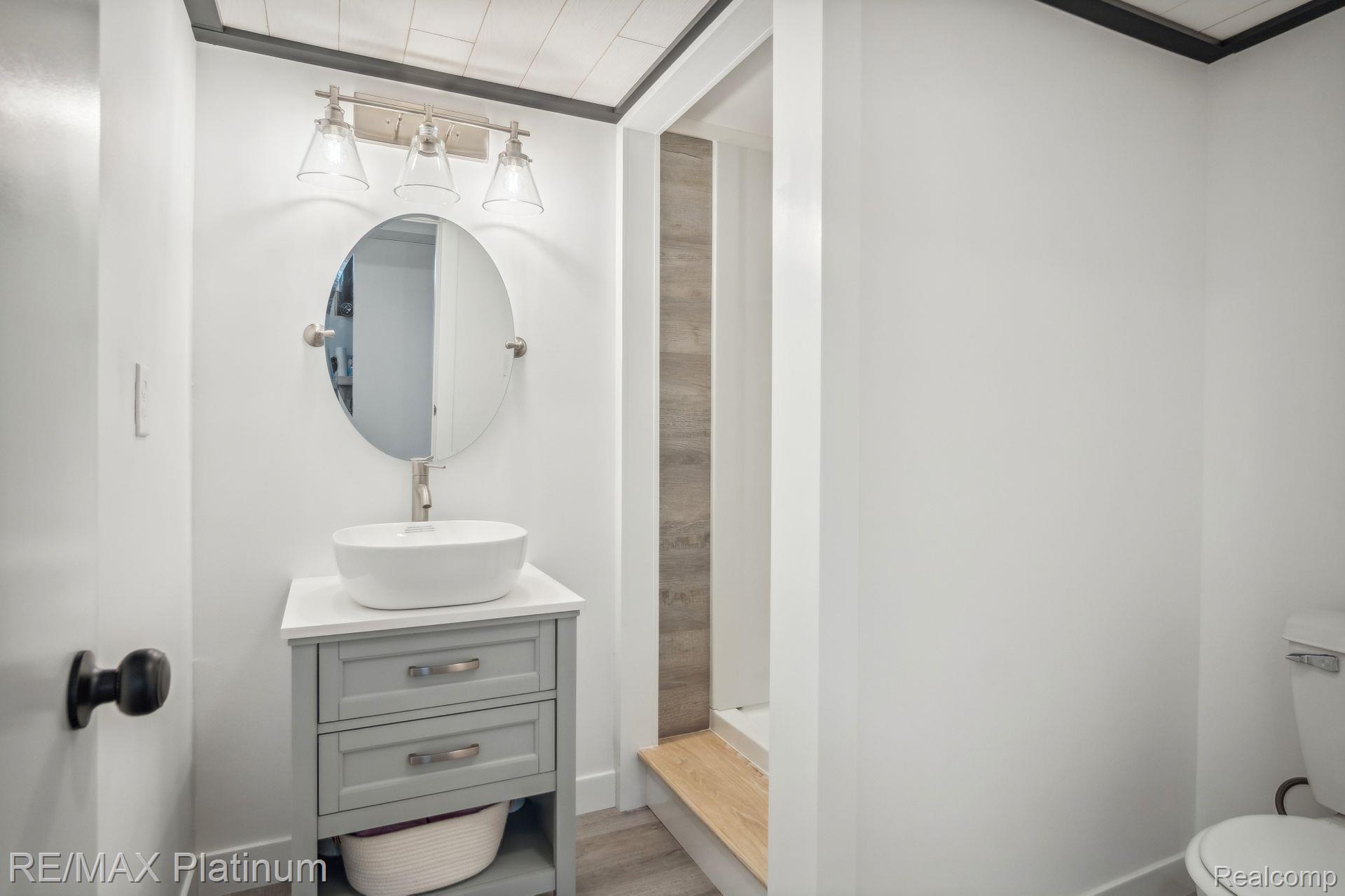 8821 WOODLAWN Avenue