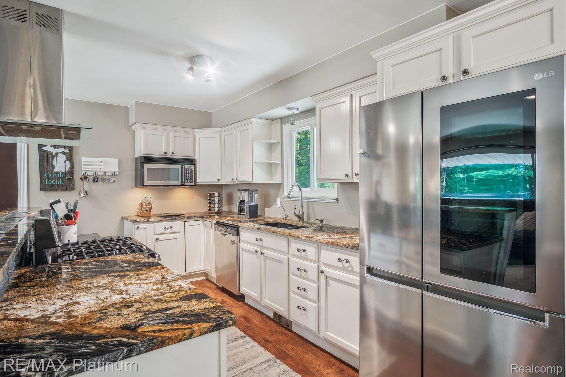 8821 WOODLAWN Avenue