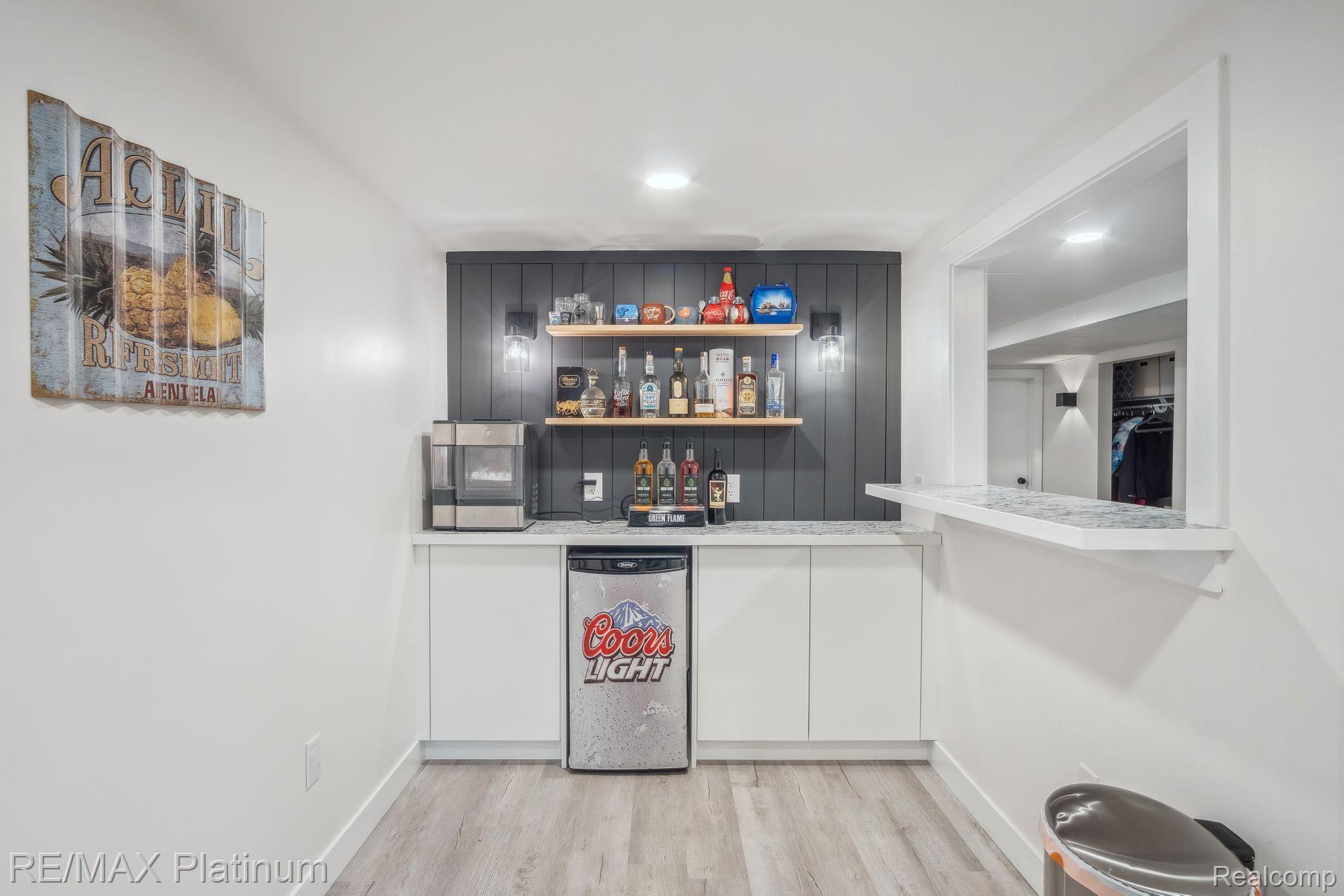 8821 WOODLAWN Avenue