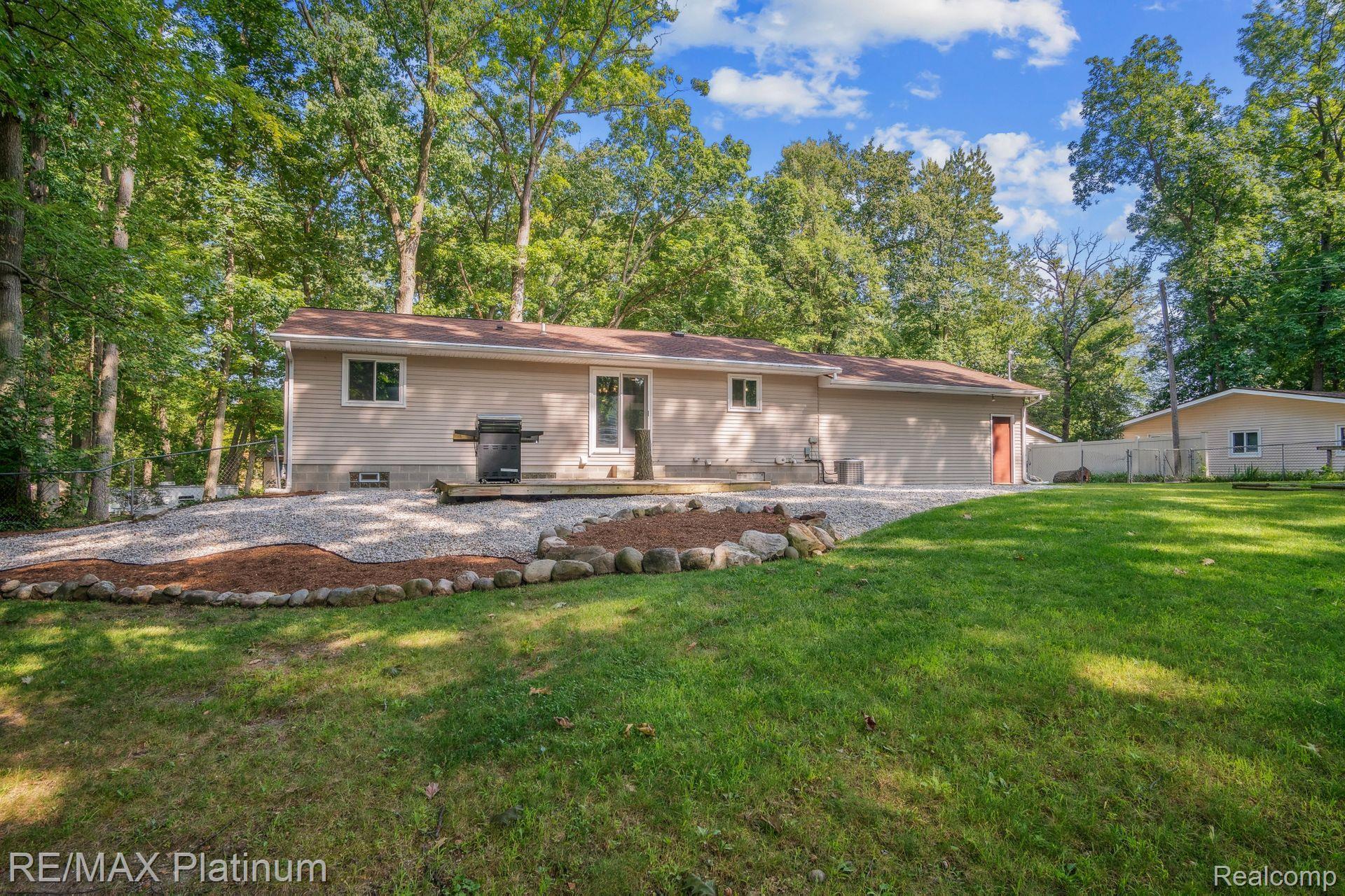 8821 WOODLAWN Avenue