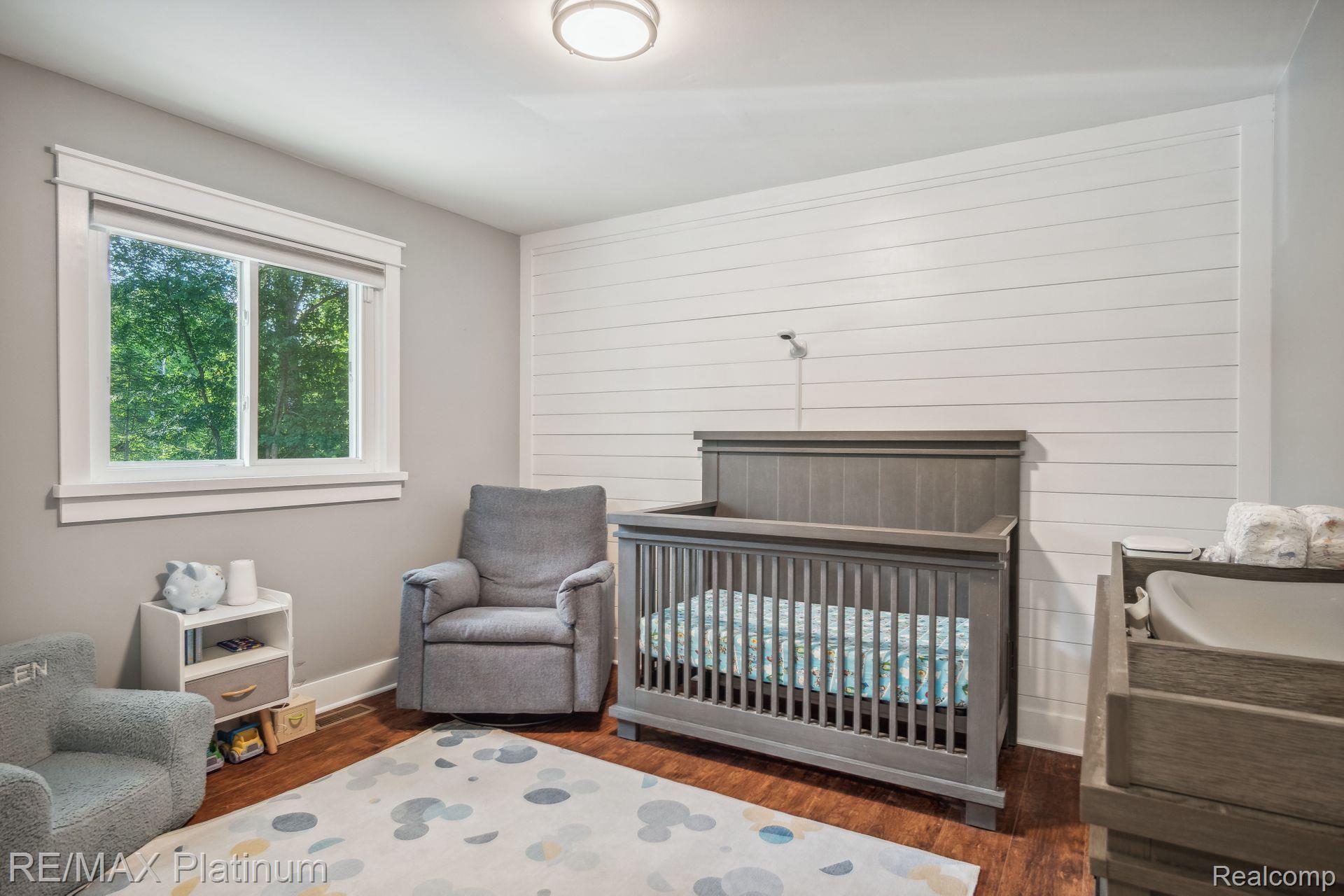 8821 WOODLAWN Avenue