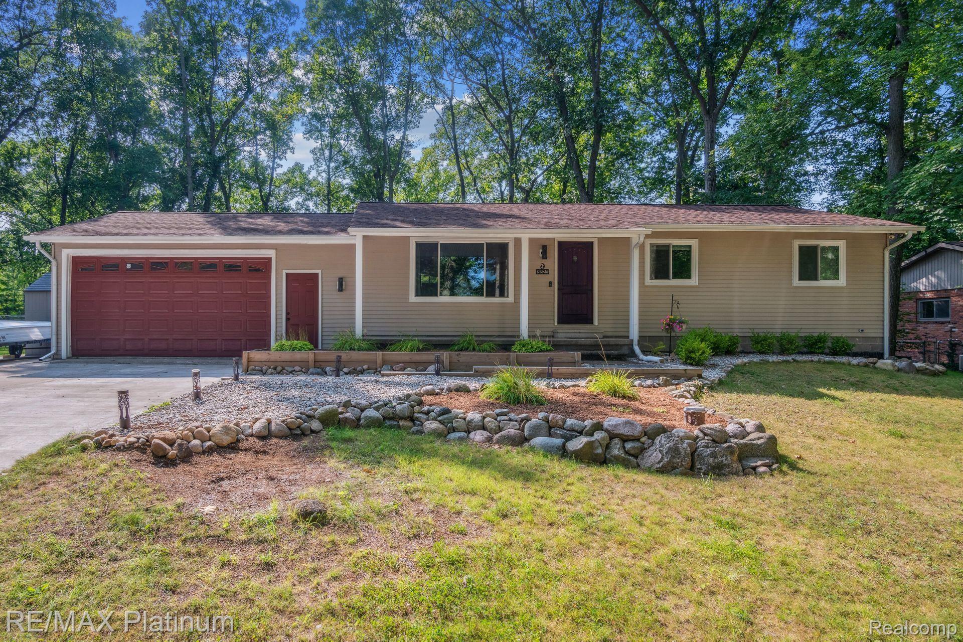 8821 WOODLAWN Avenue