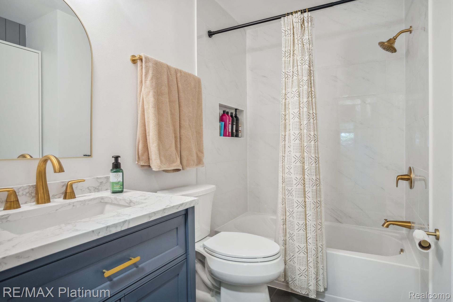 8821 WOODLAWN Avenue