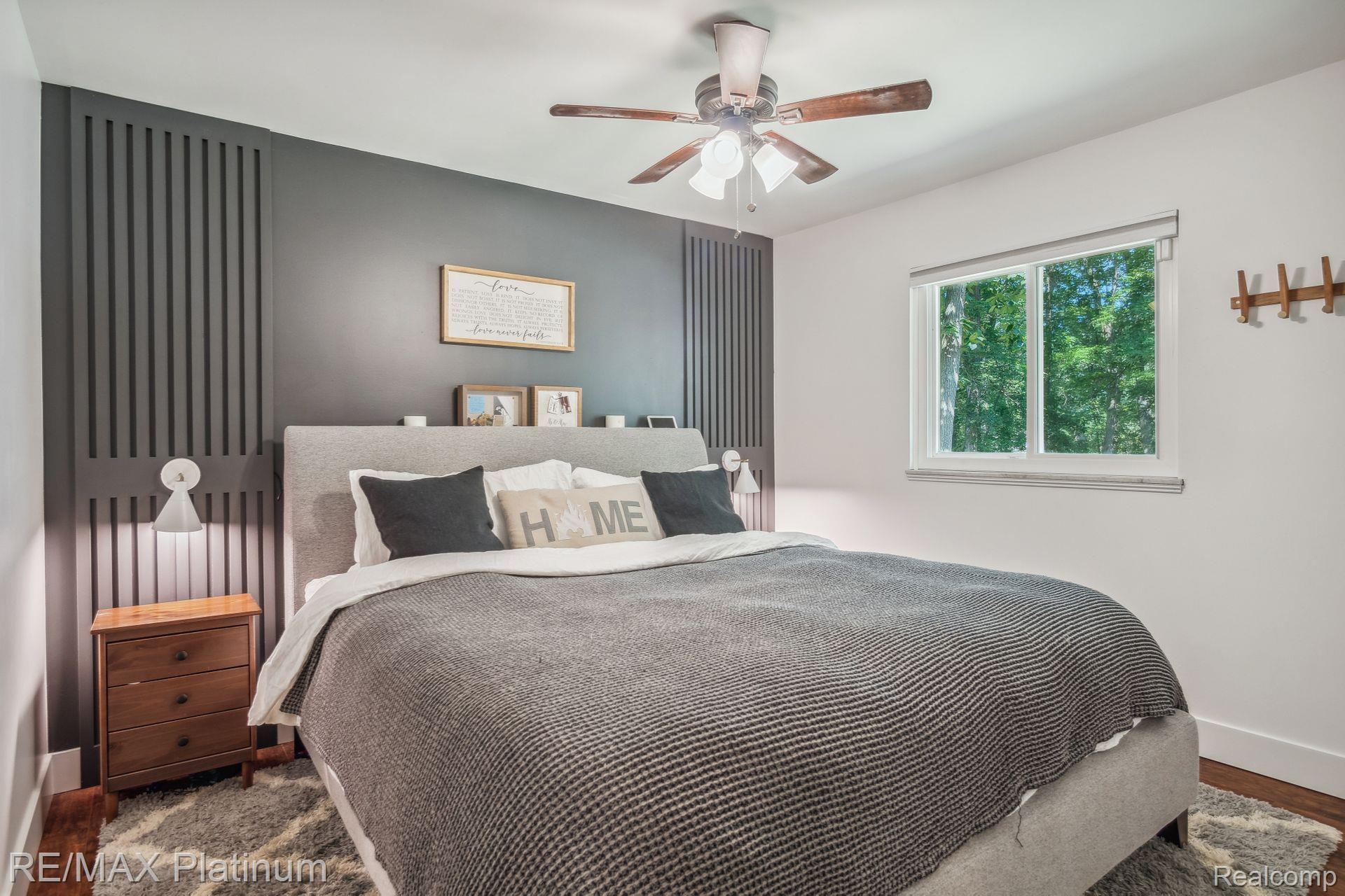 8821 WOODLAWN Avenue