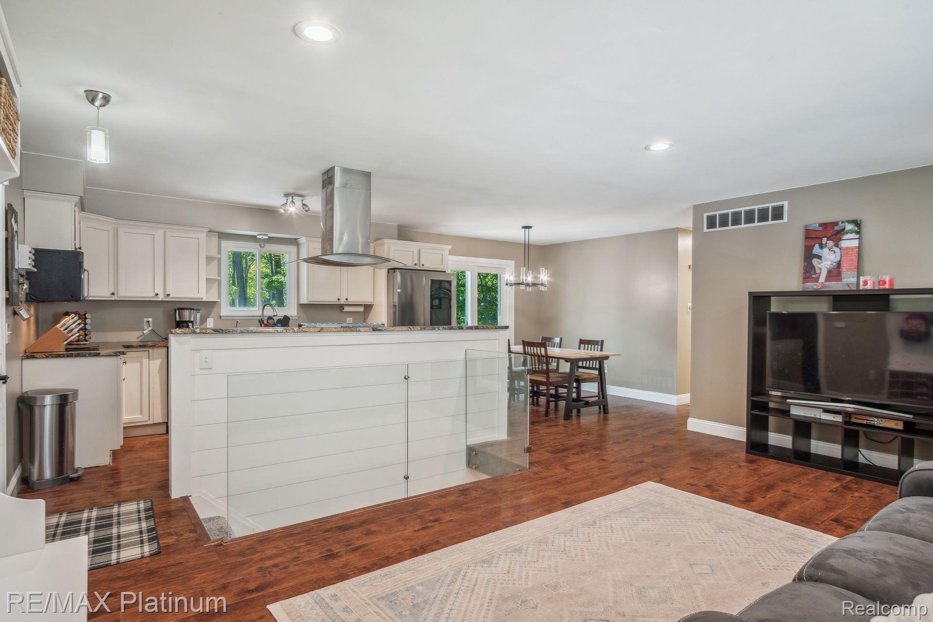 8821 WOODLAWN Avenue