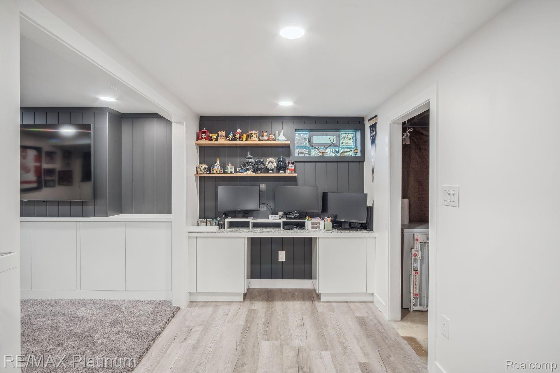 8821 WOODLAWN Avenue