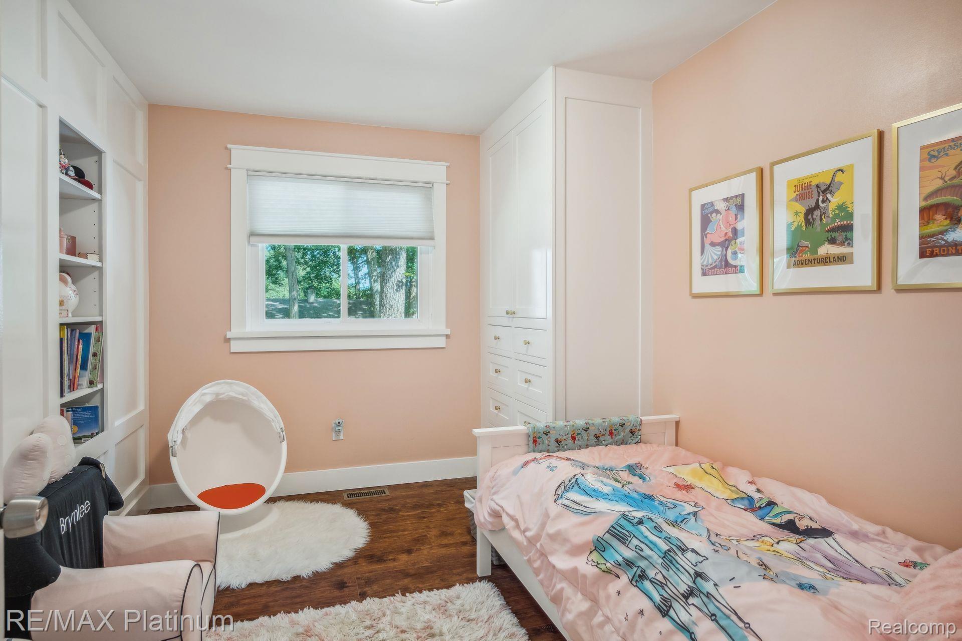 8821 WOODLAWN Avenue