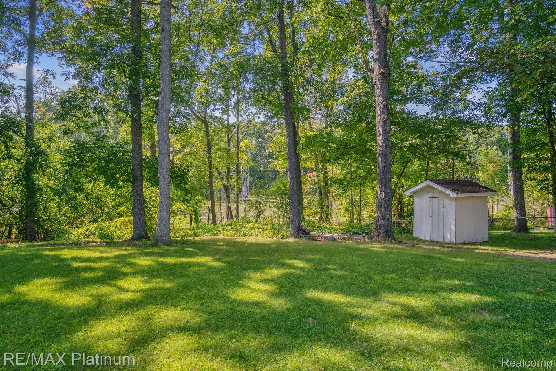 8821 WOODLAWN Avenue