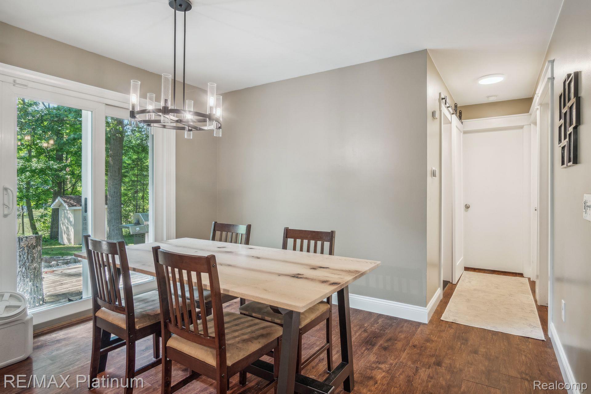 8821 WOODLAWN Avenue