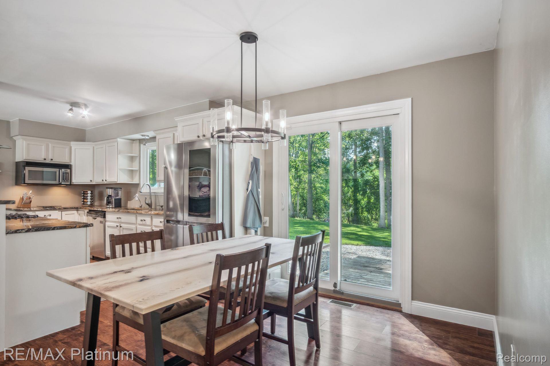 8821 WOODLAWN Avenue