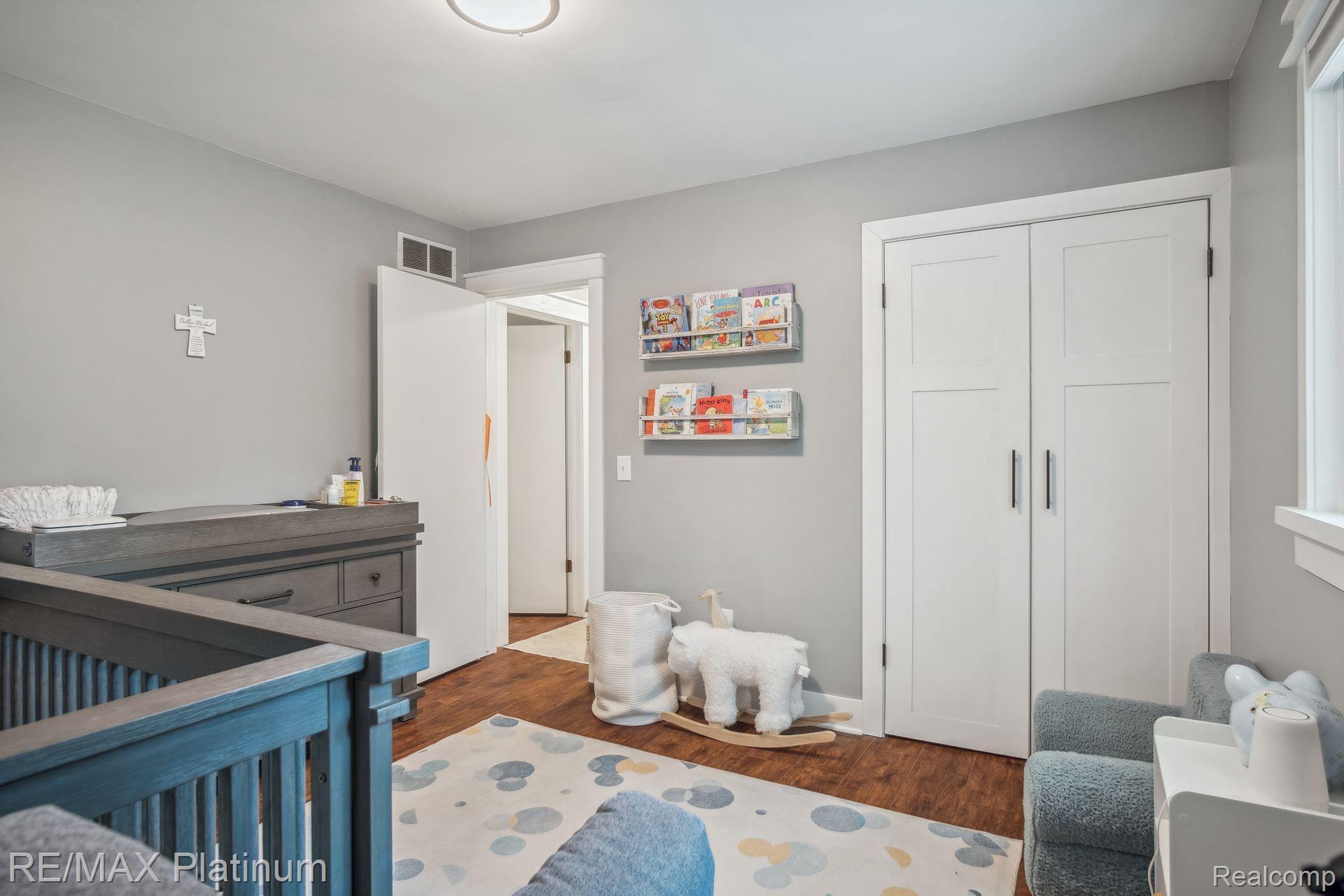 8821 WOODLAWN Avenue