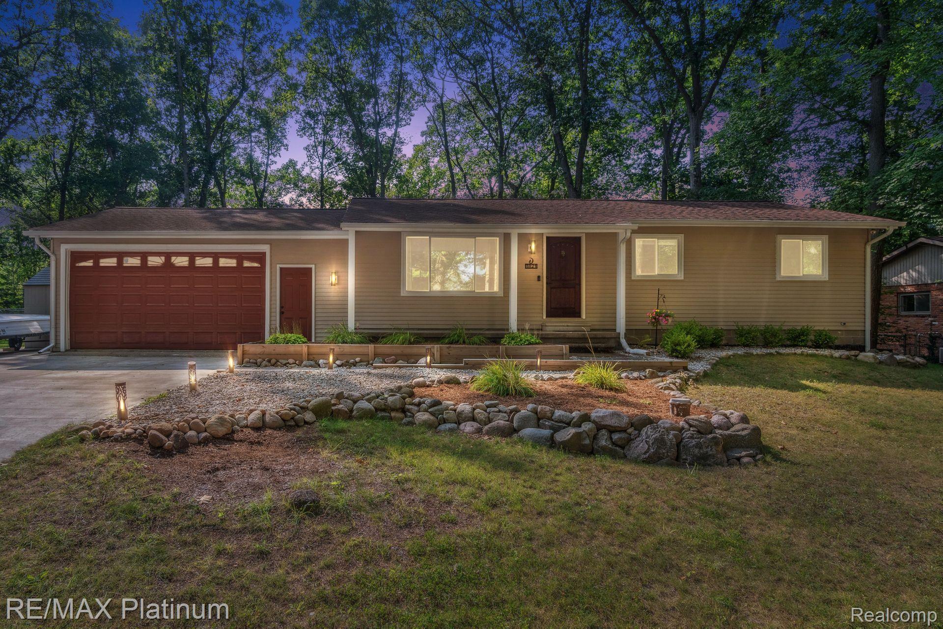 8821 WOODLAWN Avenue