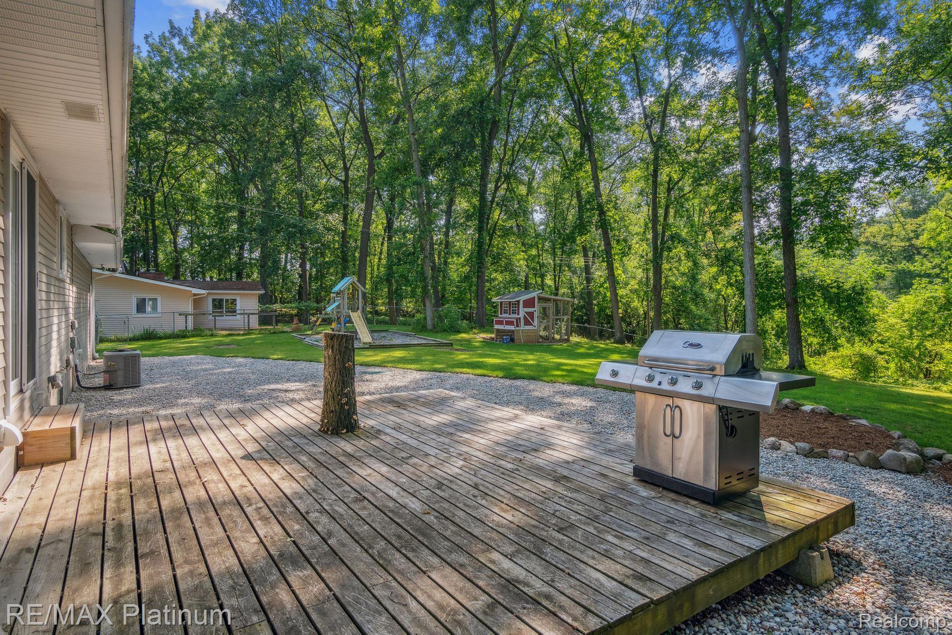 8821 WOODLAWN Avenue