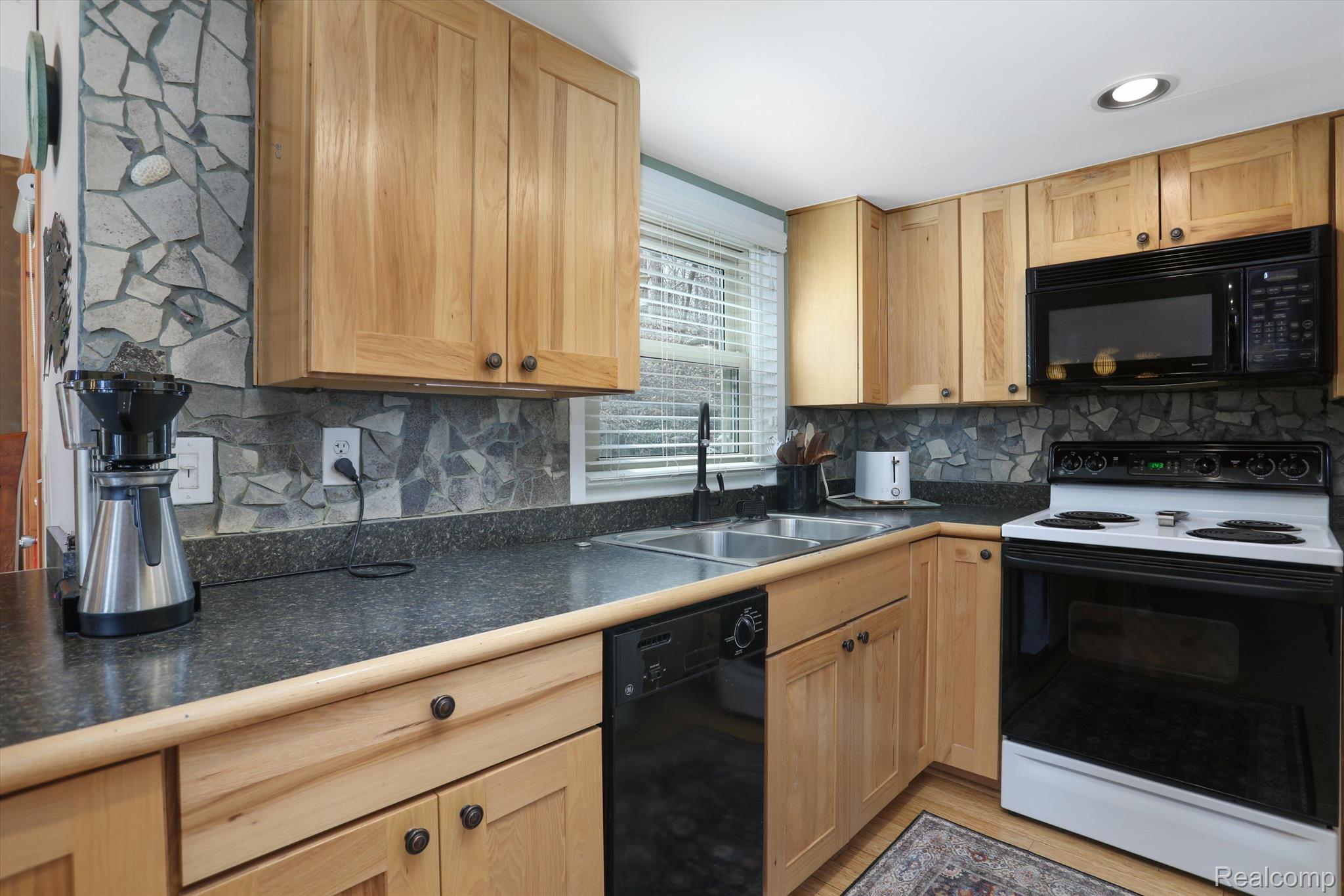 4985 MOHAWK Avenue