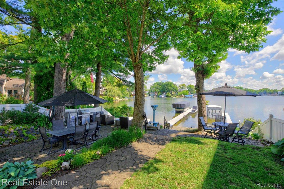 836 Pine Tree Road W