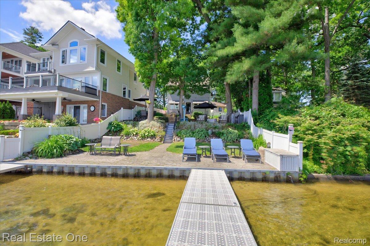 836 Pine Tree Road W