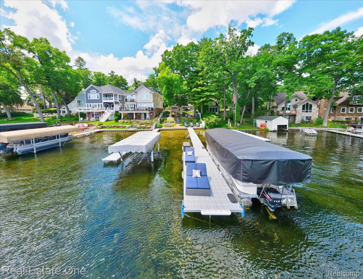 836 Pine Tree Road W