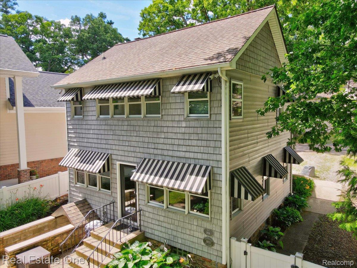 836 Pine Tree Road W