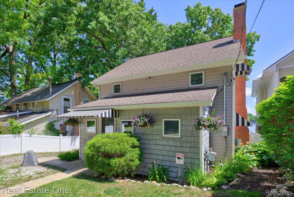 836 Pine Tree Road W