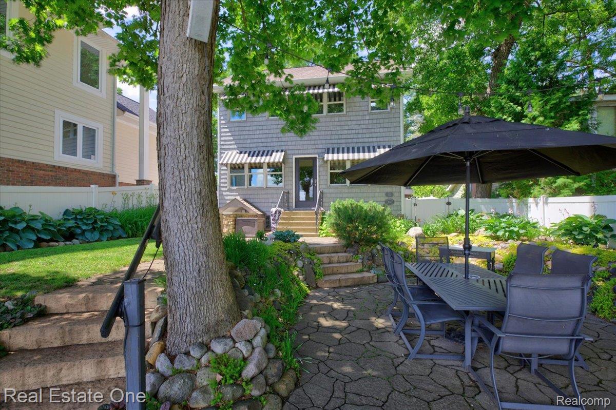 836 Pine Tree Road W