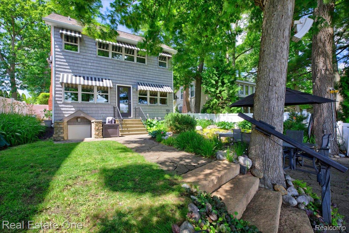 836 Pine Tree Road W