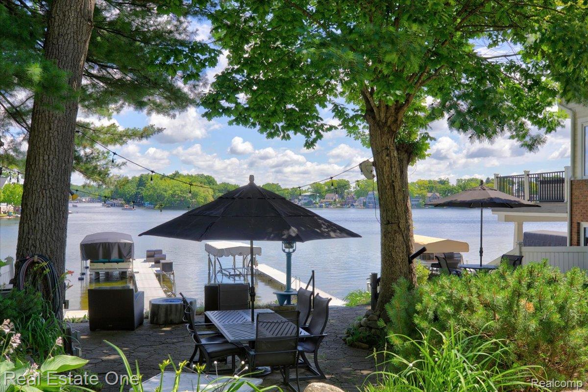 836 Pine Tree Road W