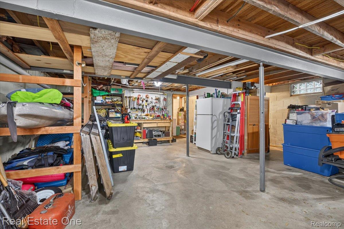 836 Pine Tree Road W