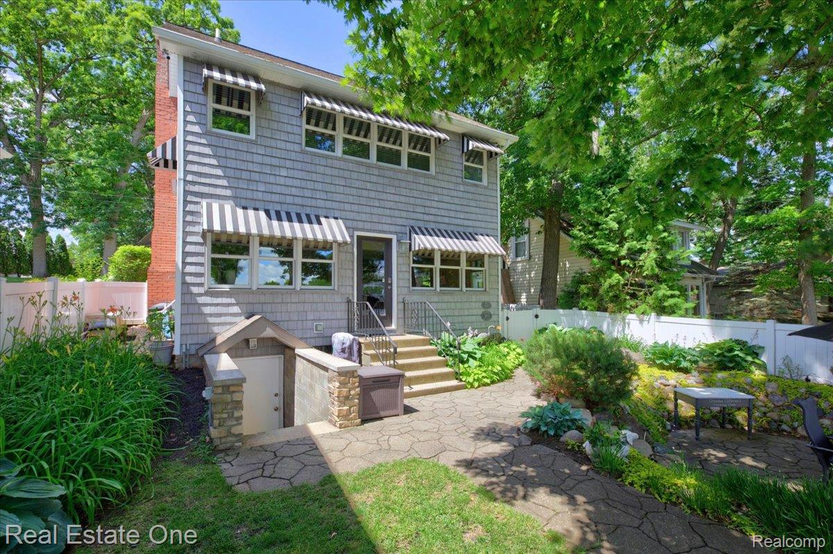 836 Pine Tree Road W