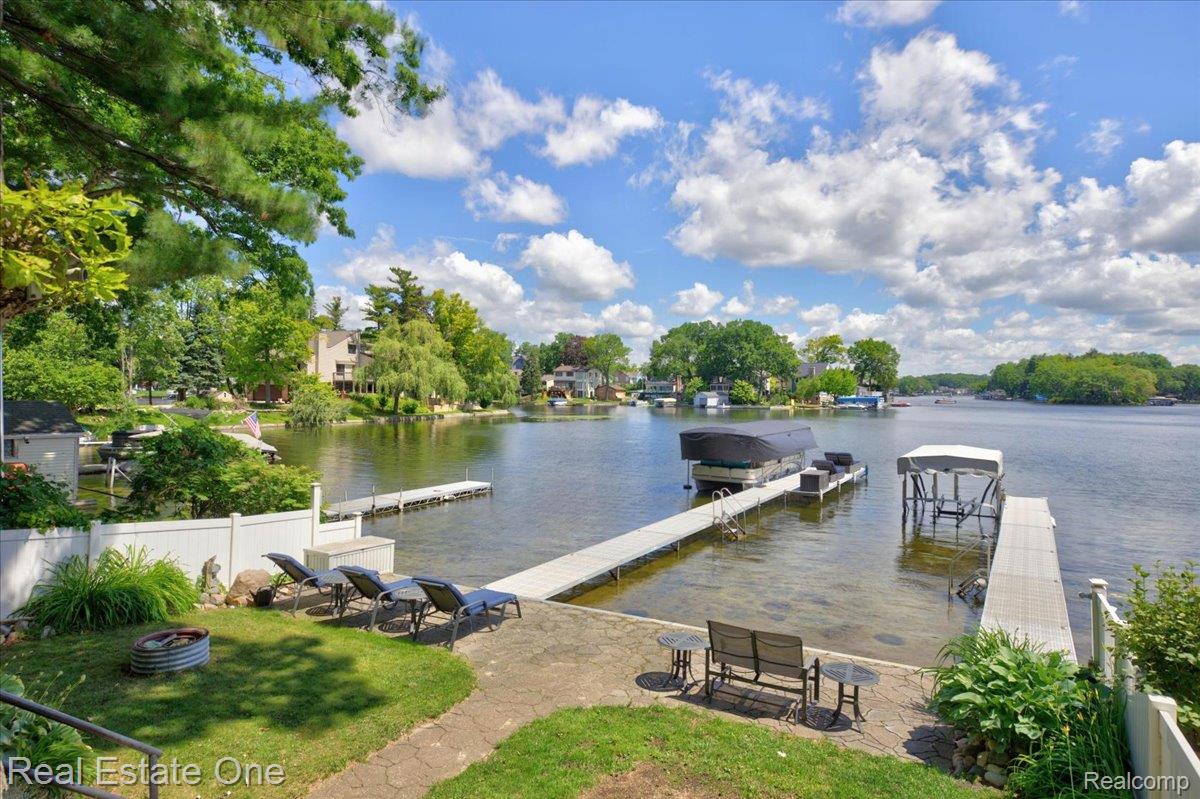836 Pine Tree Road W