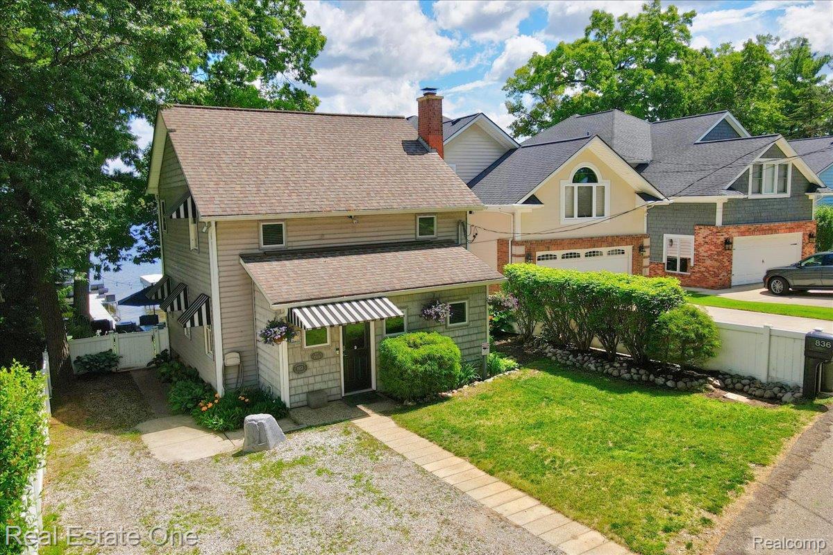 836 Pine Tree Road W