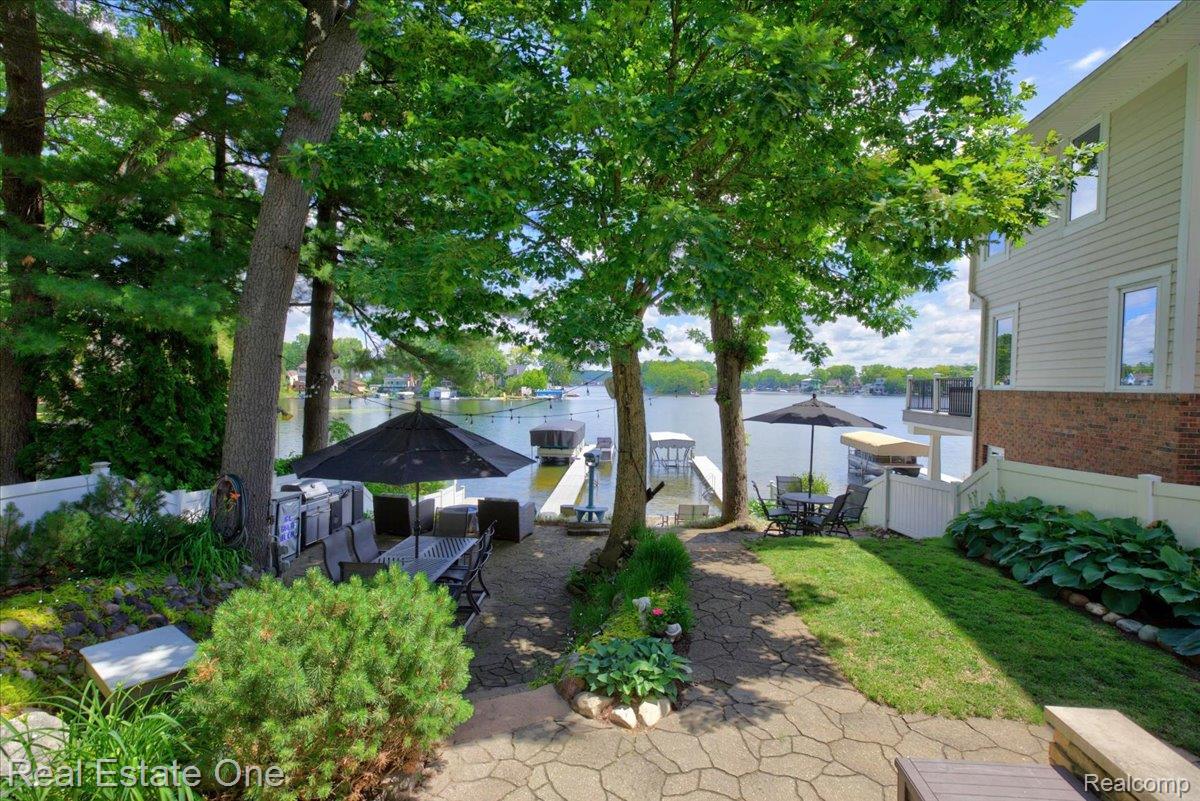 836 Pine Tree Road W
