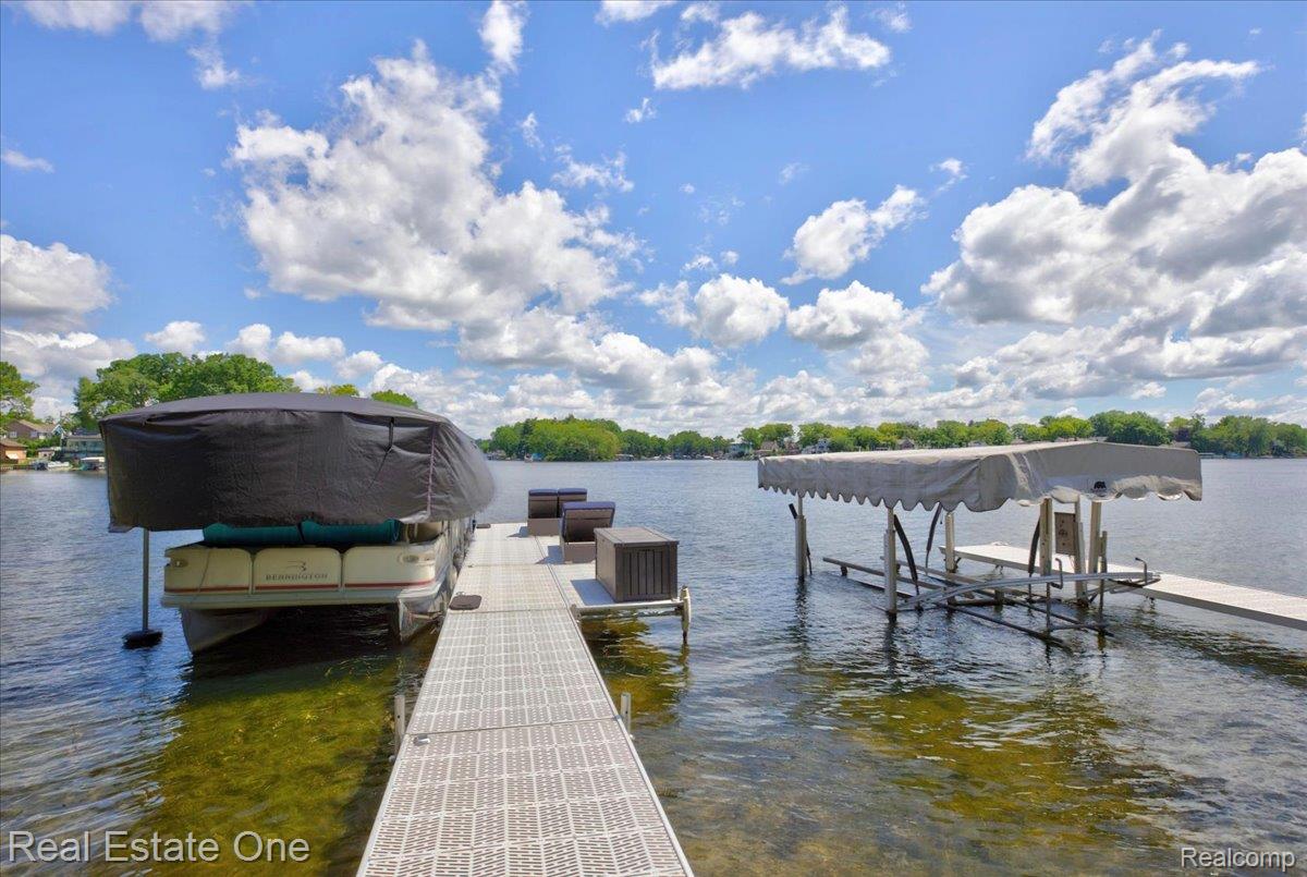 836 Pine Tree Road W