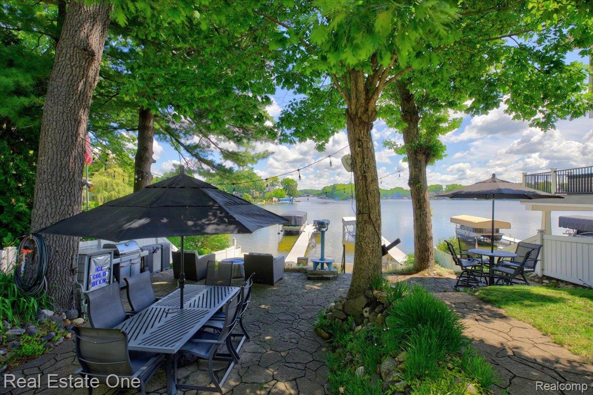 836 Pine Tree Road W
