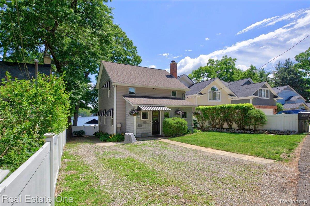 836 Pine Tree Road W
