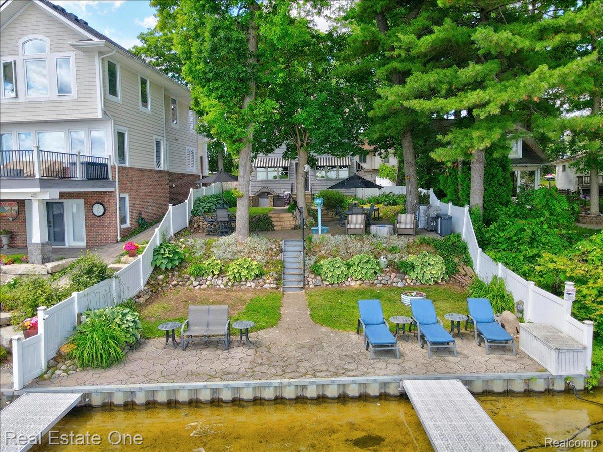 836 Pine Tree Road W