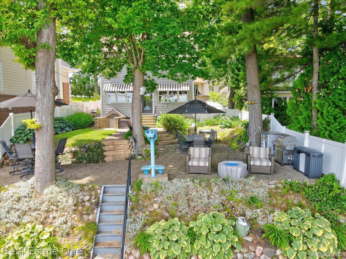 836 Pine Tree Road W