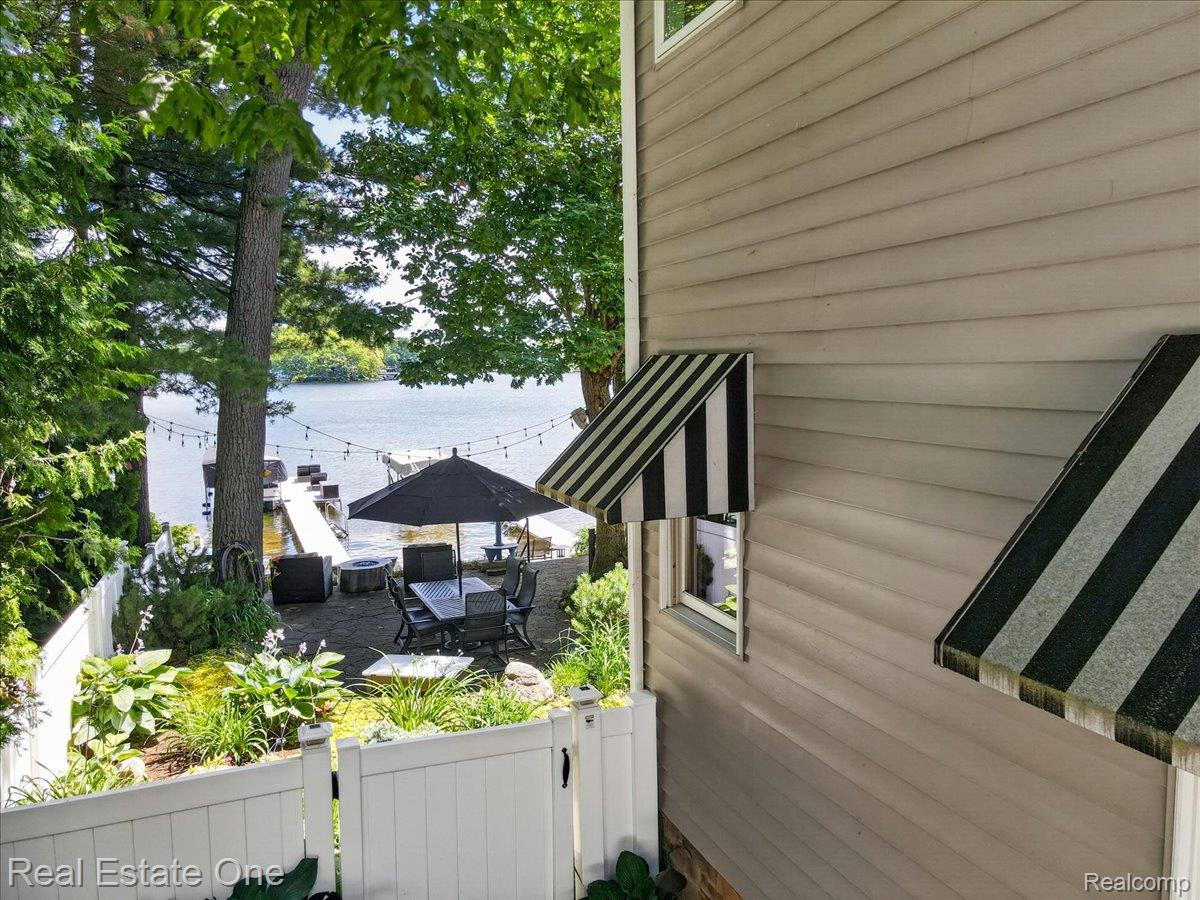 836 Pine Tree Road W
