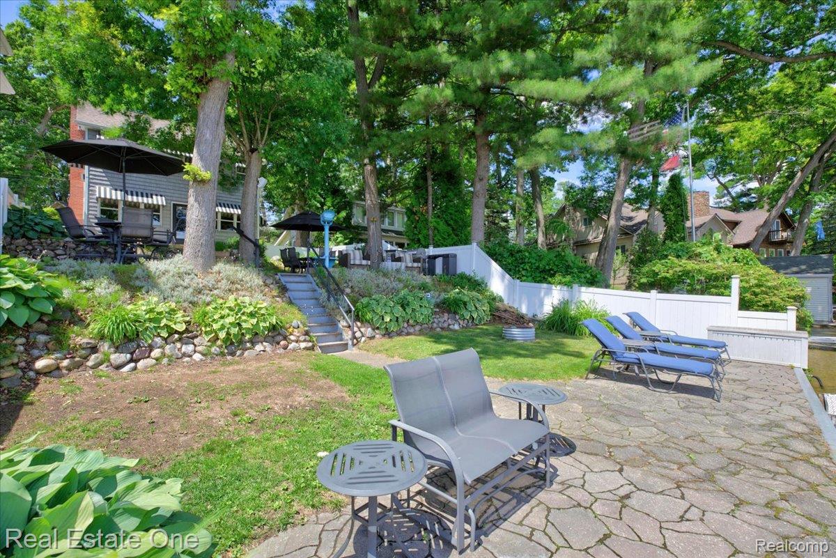 836 Pine Tree Road W