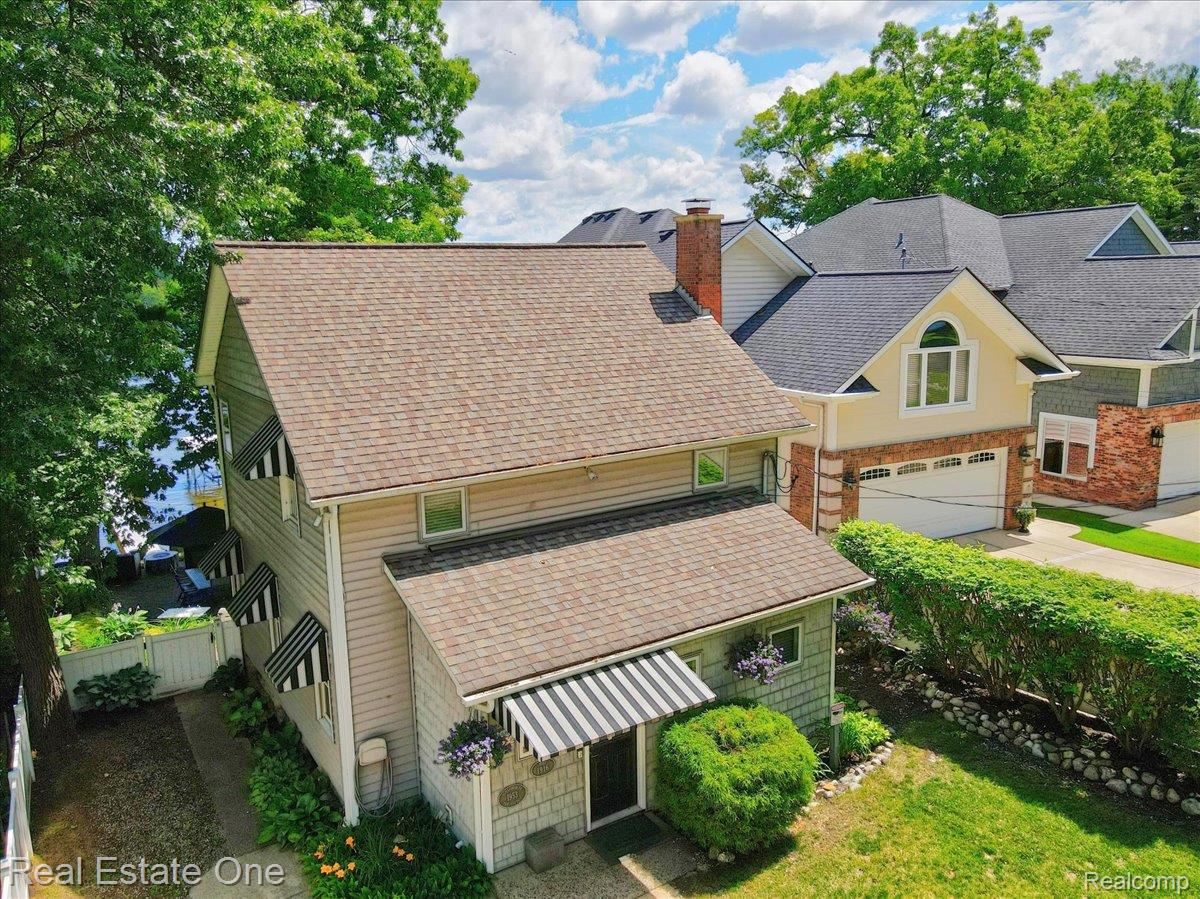 836 Pine Tree Road W