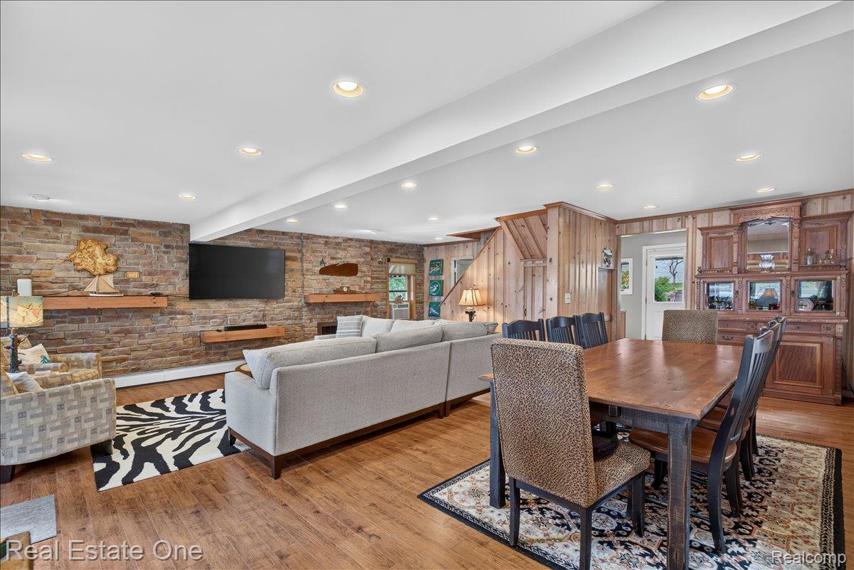 836 Pine Tree Road W