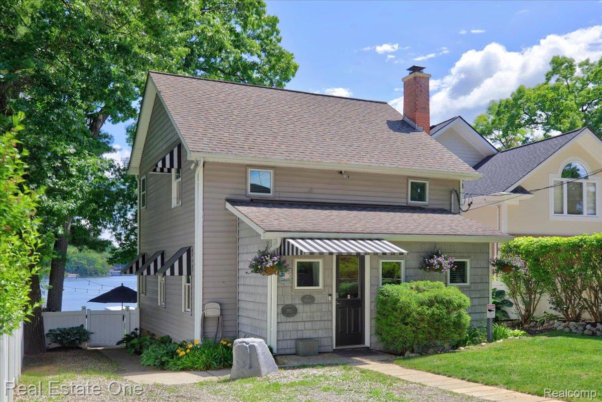 836 Pine Tree Road W